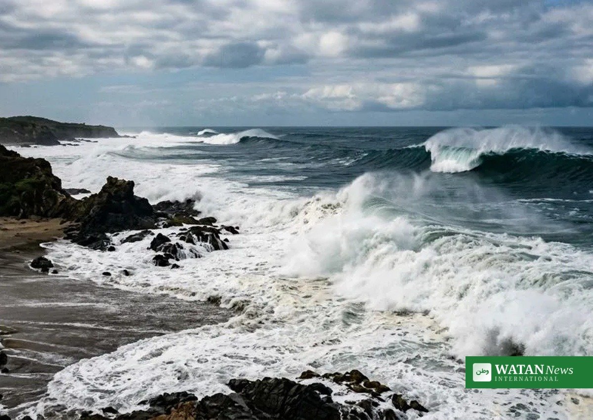 Huge waves crashing on the rocky Pacific coast as Hurricane Trudy Mexico approaches