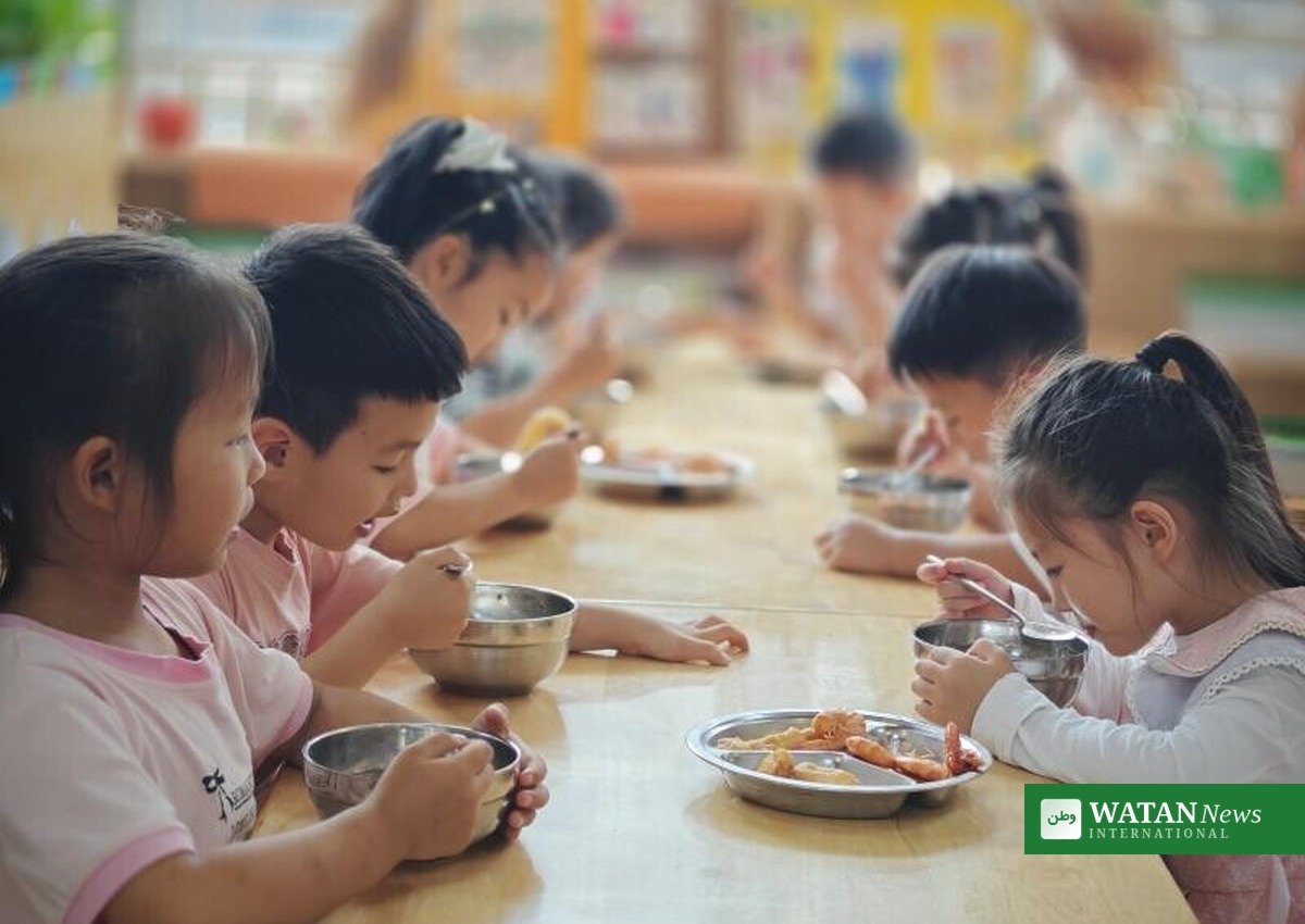 Kindergarten children eating lunch — China kindergarten lead poisoning verdict