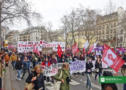 France protests 1000 arrests — large crowd marching through Paris