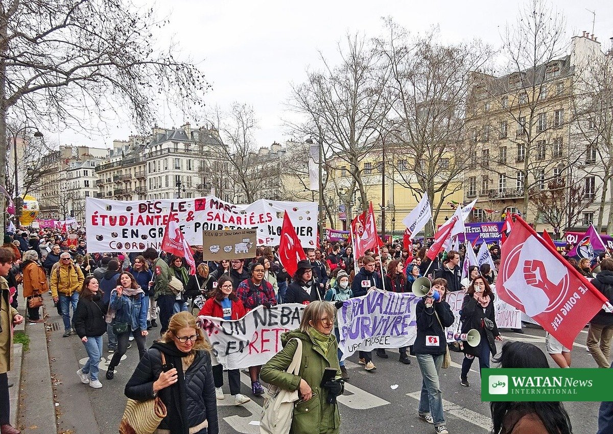 France protests 1000 arrests — large crowd marching through Paris
