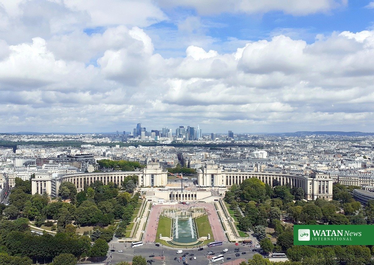 Moody's France rating: La Défense financial district towers rise behind Paris