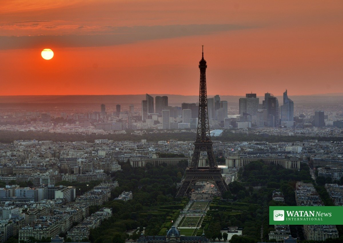 Moody's France rating: the Eiffel Tower and Paris skyline at sunset