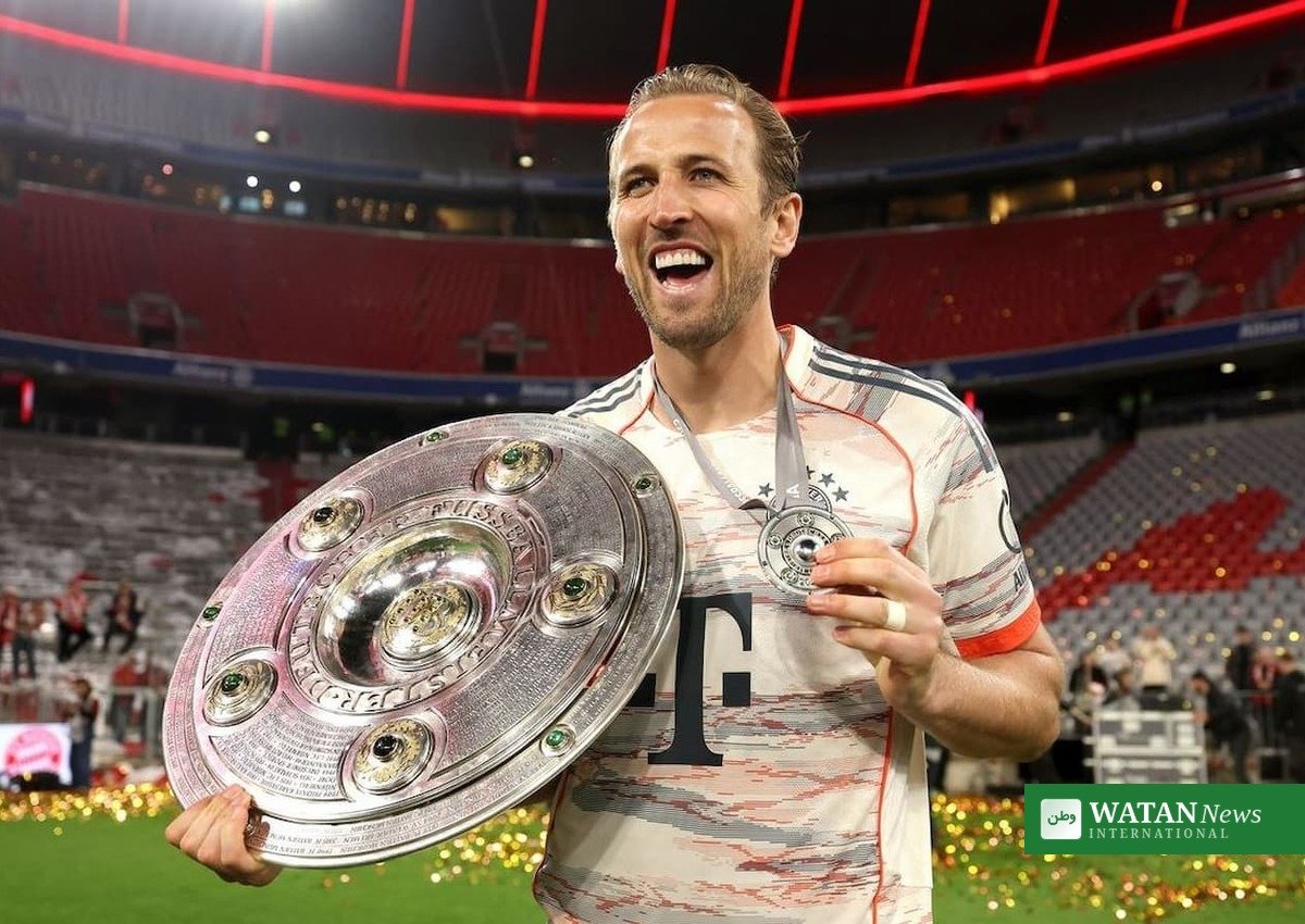 Harry Kane celebrating with Bayern Munich after winning the Bundesliga title