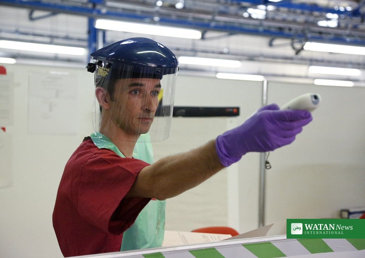 Kenya second Ebola death: health workers screen people during an Ebola response