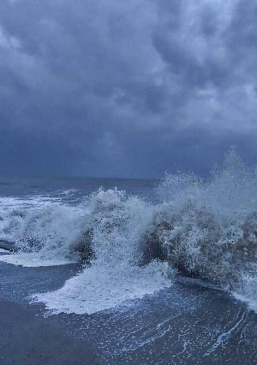 Cyclone Arnab waves crash onto India eastern coast