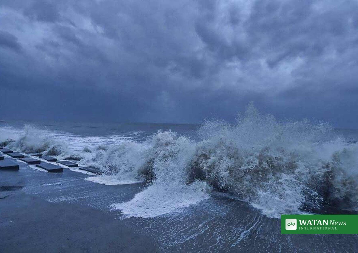 Cyclone Arnab waves crash onto India eastern coast