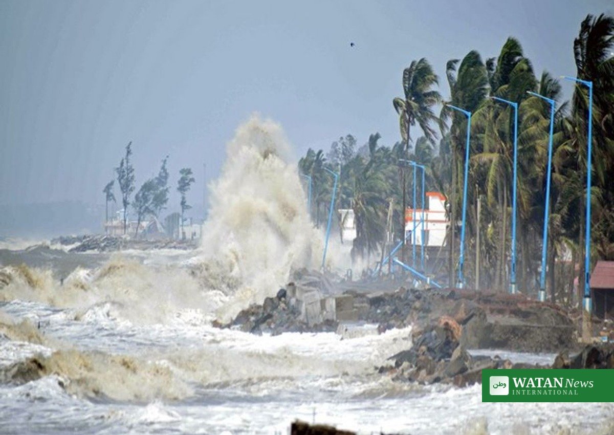Cyclone Arnab waves crash onto India's eastern coast