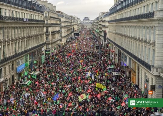 France weekend protests: large protest march in Paris