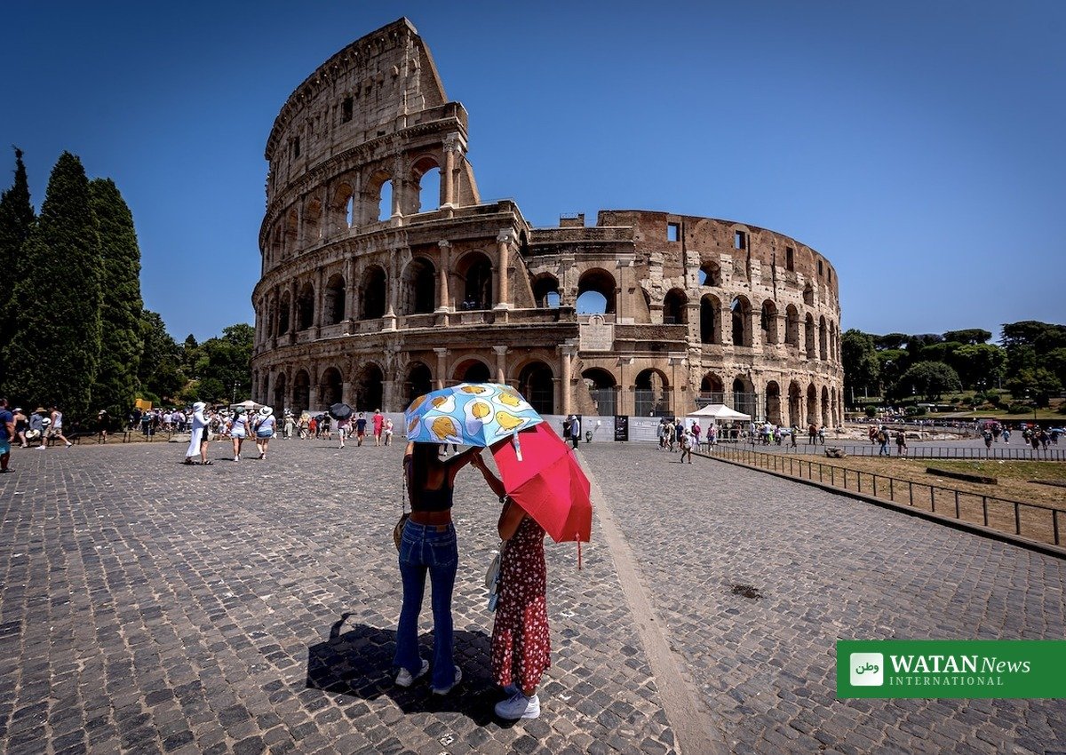 Europe heat deaths: tourists sheltering from the sun with umbrellas in Rome