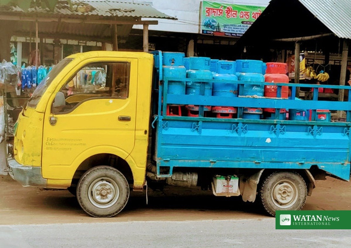 Pakistan LPG shortage: a truck loaded with LPG gas cylinders