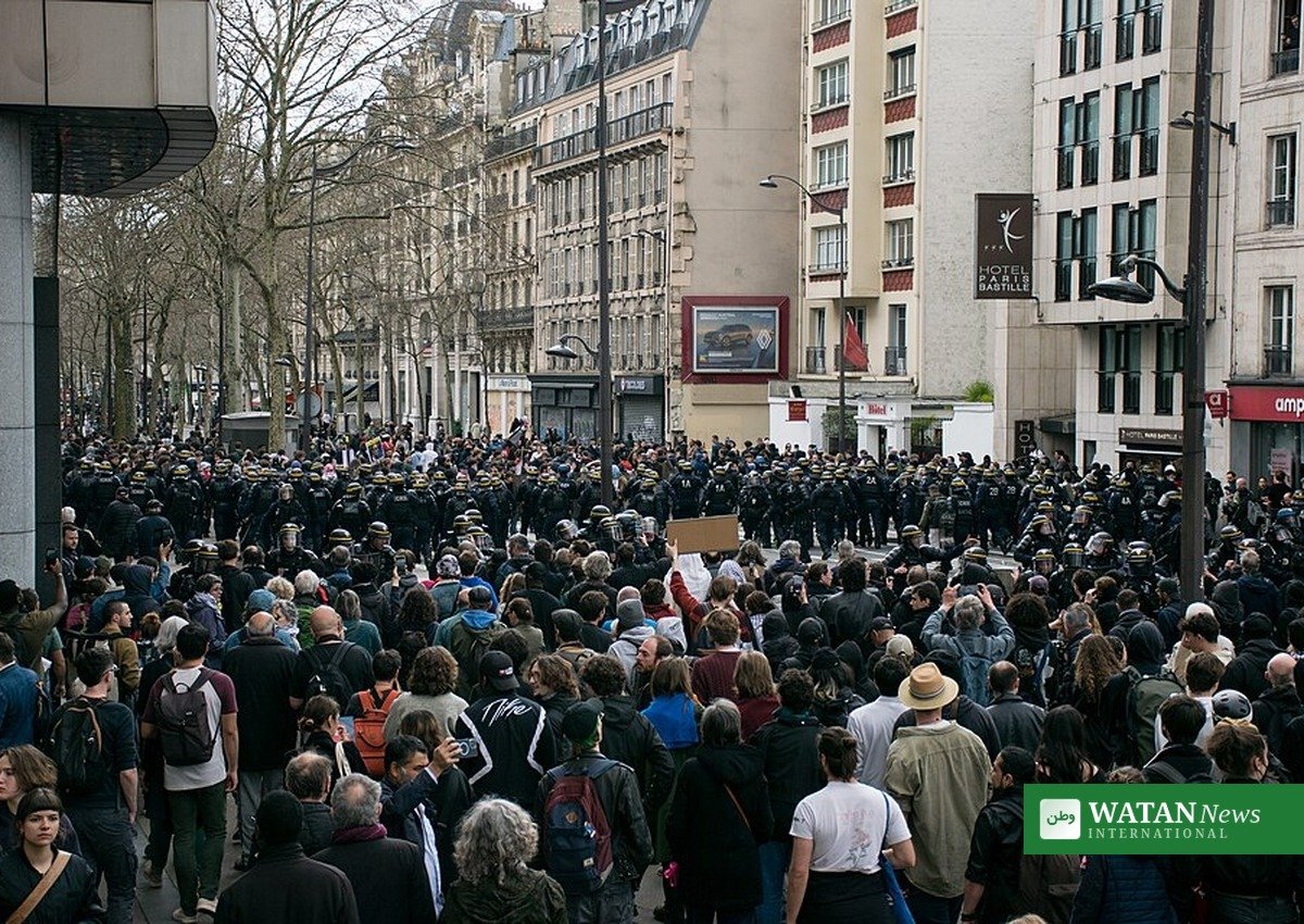 Paris march with police line
