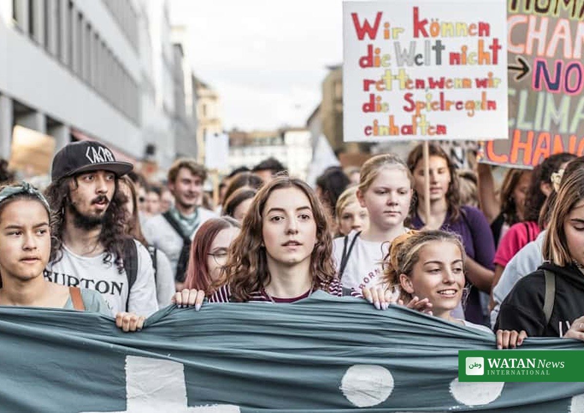 Unge klima i Strasbourg: unge aktivister med bannere og skilte ved klima-demonstration