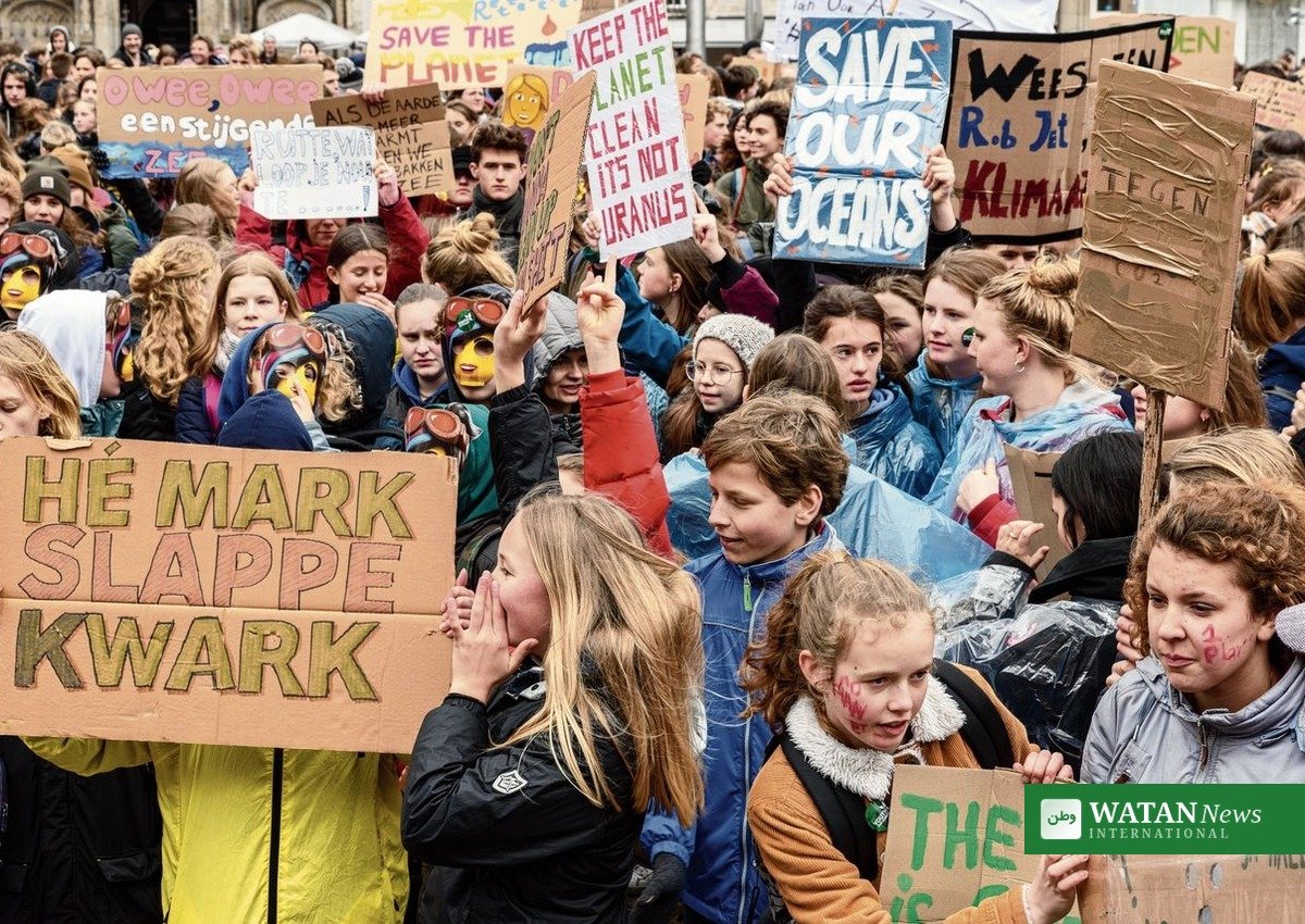 Unge klimaaktivister med bannere ved europæisk klima-protest