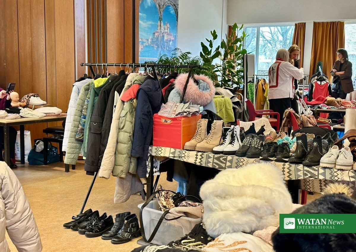 Tøjbytte i praksis: tøj på stativer ved et Del og Byt-arrangement