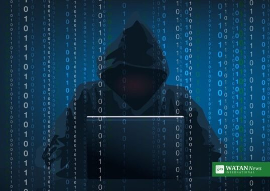 Hacker ved bærbar computer med binærkode – illustration af kunstig intelligens og cyberangreb
