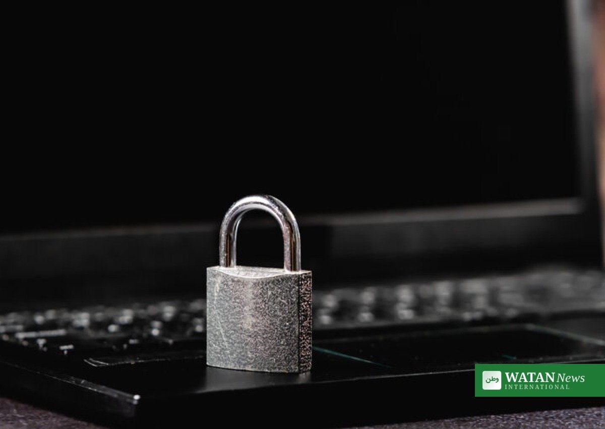 Hængelås på en bærbar computer som symbol på cybersikkerhed og beskyttelse mod cyberangreb