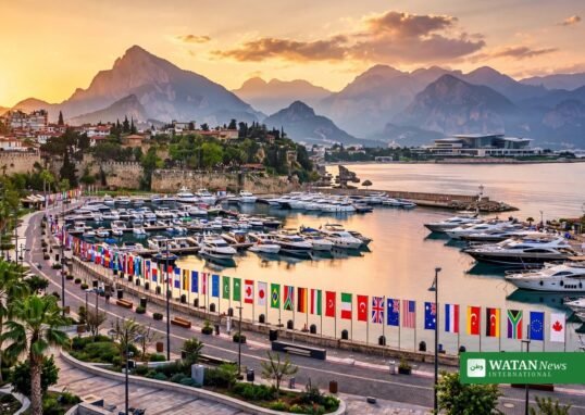 COP31-topmødets venue i Antalya ved Middelhavet med nationale flag