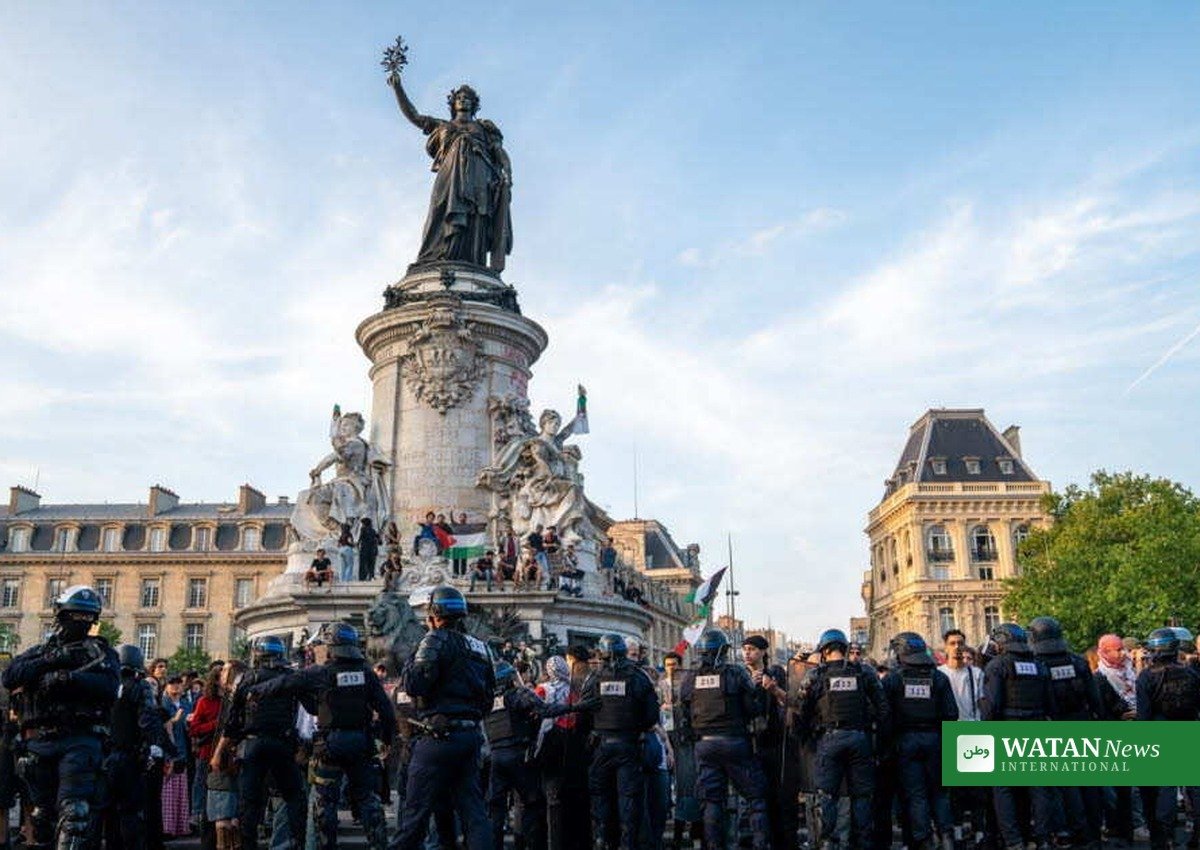 Frankrig optøjer: Politi ved Place de la République i Paris under urolighederne