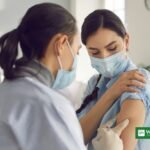 Efterårsvaccination – sygeplejerske vaccinerer patient