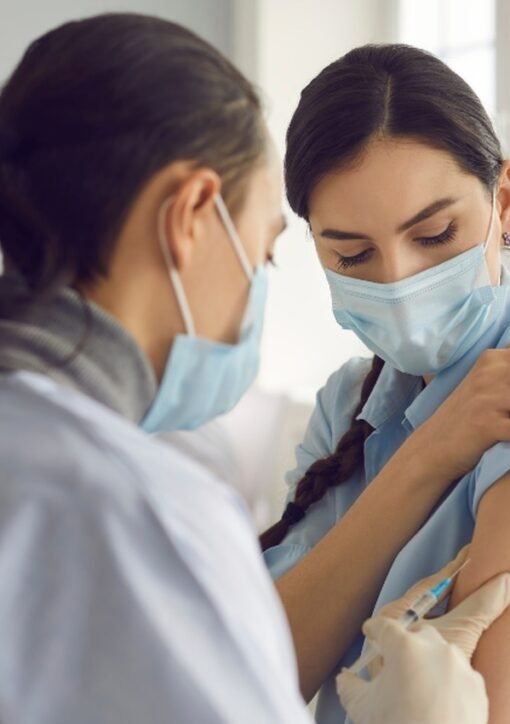 Efterårsvaccination – sygeplejerske vaccinerer patient
