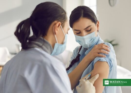 Efterårsvaccination – sygeplejerske vaccinerer patient