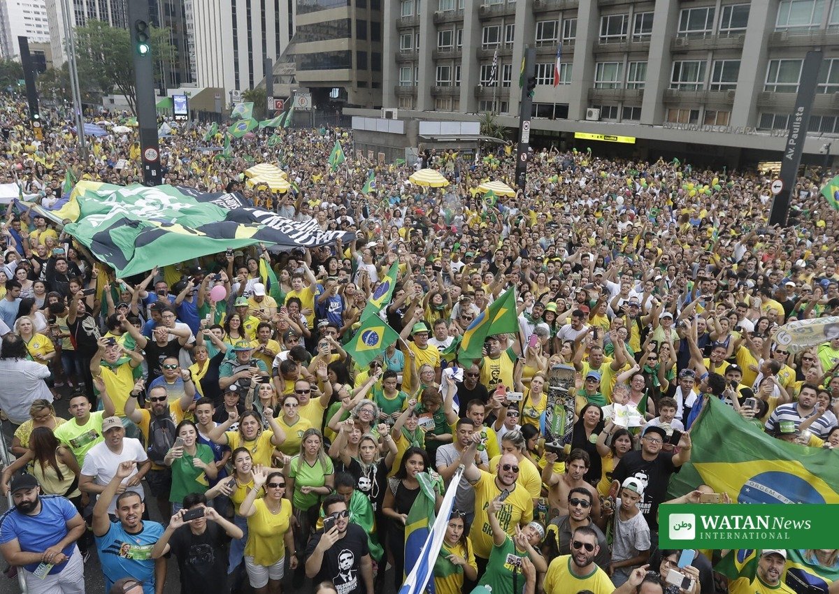 Supporters at a campaign rally in São Paulo ahead of the Brazil presidential runoff debate