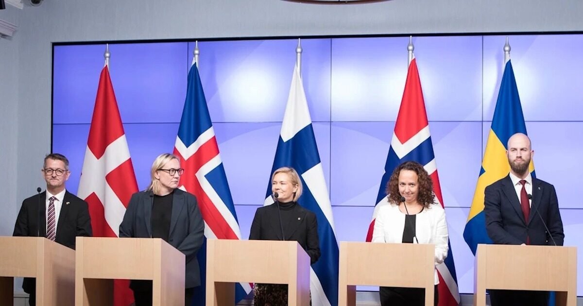 Nordic growth alliance: Nordic ministers with Nordic flags at a press conference
