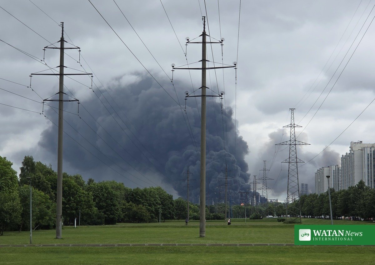 Trump energy ceasefire claim — smoke rises from the Moscow Oil Refinery after a Ukrainian attack (illustrative)