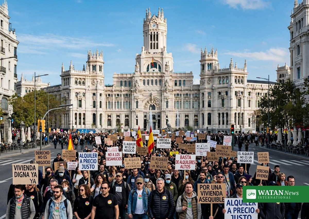 Demonstranter ved Plaza de Cibeles i Madrid under protest mod boligkrise i Spanien