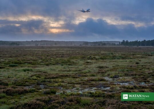 Passagerfly over heden ved Borris Skydeterræn i aftenskumring – illustration til historien om Forsvarets erkendelse af fejl i tidslinjen