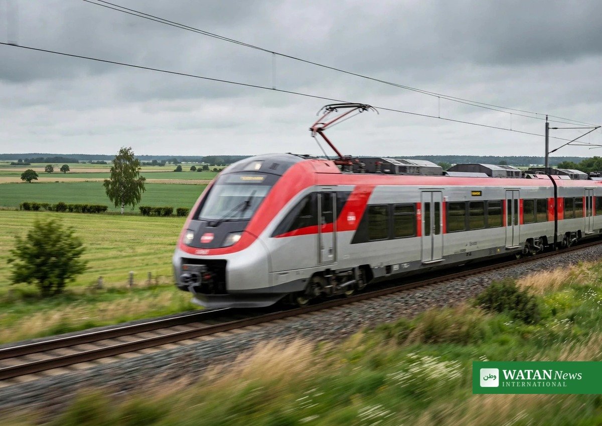 DSB IC5: moderne rødt og sølvfarvet eltog på danske skinner