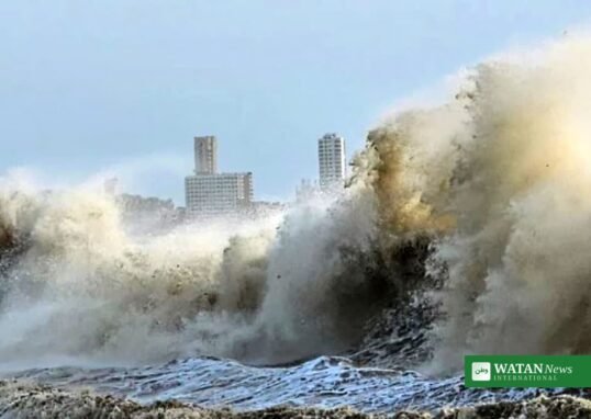 Cyclone Arnab waves crash onto India's Andhra coast