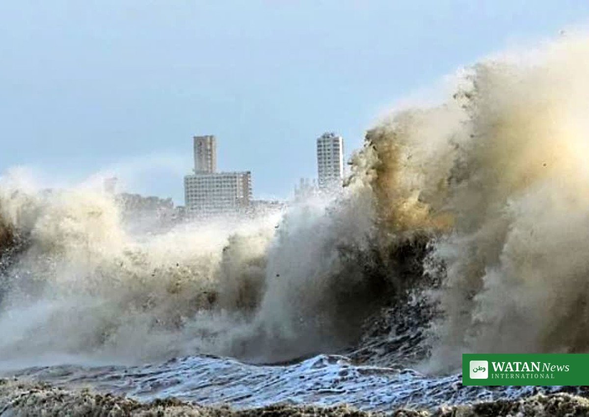 Cyclone Arnab waves crash onto India's Andhra coast