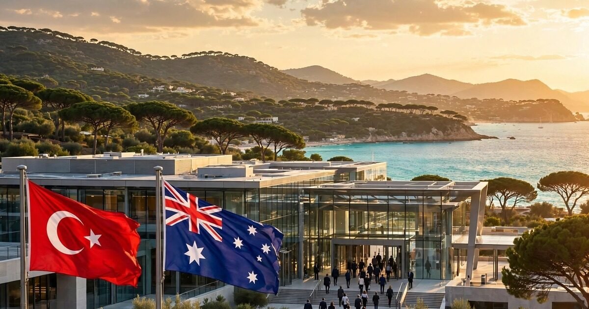 COP31-formandskab: tyrkiske og australske flag uden for topmødsstedet forud for klimakonferencen i Antalya