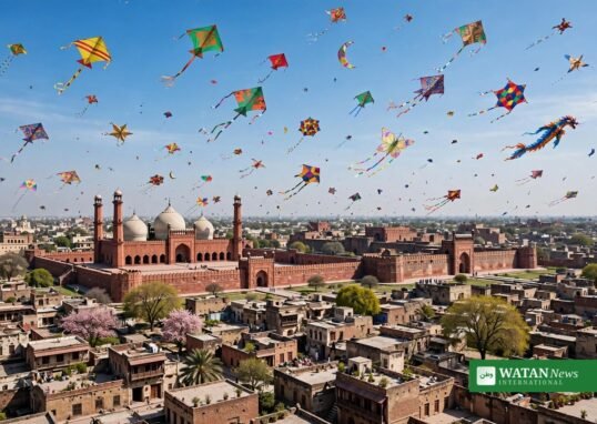 لاہور میں بسنٹ کے موقع پر آسمان میں اڑتی رنگ برنگ پتنگیں
