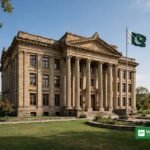 پاکستانی پرچم کے ساتھ عدالت کی عمارت کا منظر
