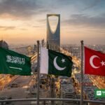 ریاض کی اسکائی لائن کے سامنے سعودی عرب، پاکستان اور ترکیہ کے جھنڈے — سعودی عرب میں فوجی تعیناتی کا معاہدہ