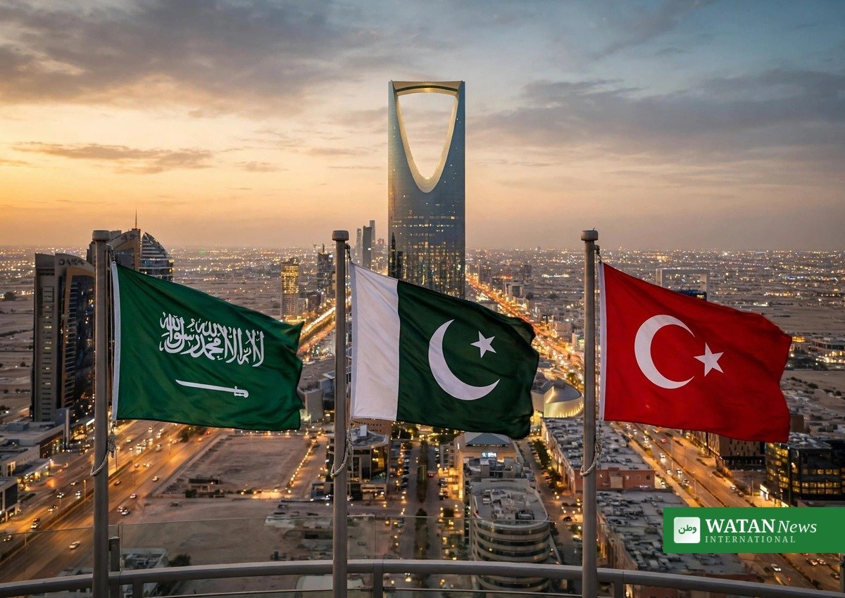 ریاض کی اسکائی لائن کے سامنے سعودی عرب، پاکستان اور ترکیہ کے جھنڈے — سعودی عرب میں فوجی تعیناتی کا معاہدہ