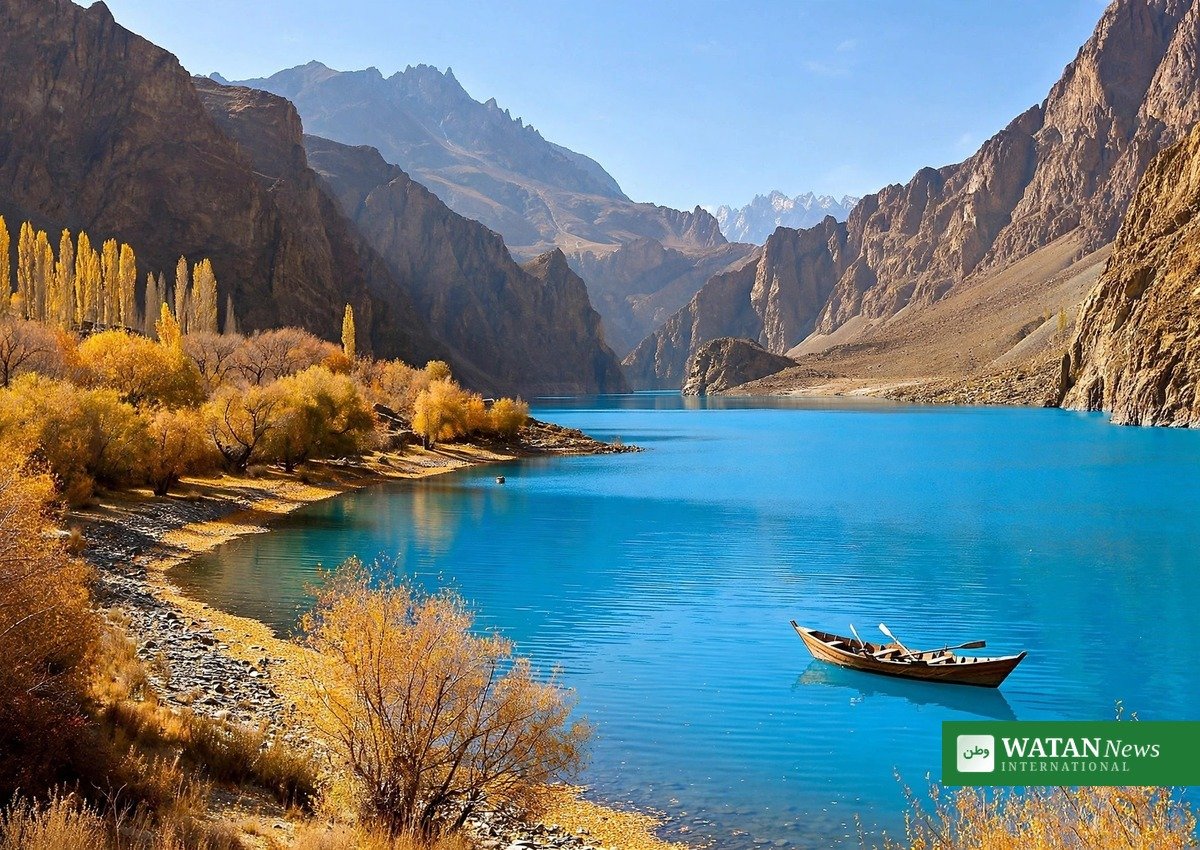 Hunza efterår — Attabad-søens turkise vand med efterårstræer