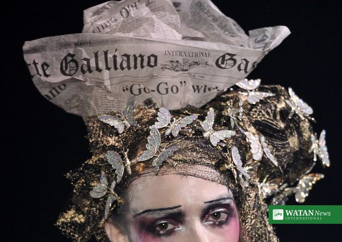 John Galliano ikonisk avisprint-design fra Dior-arkivet