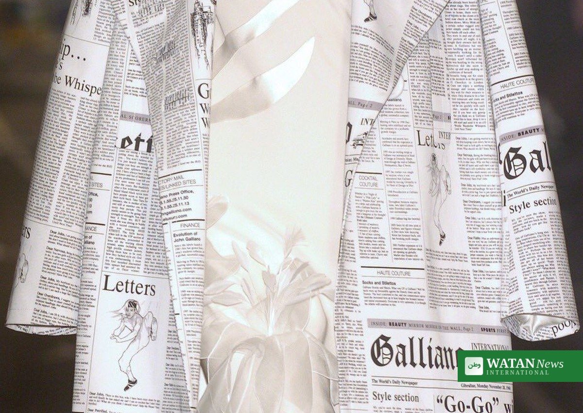 John Galliano avisprint-frakke fra designerens arkiv