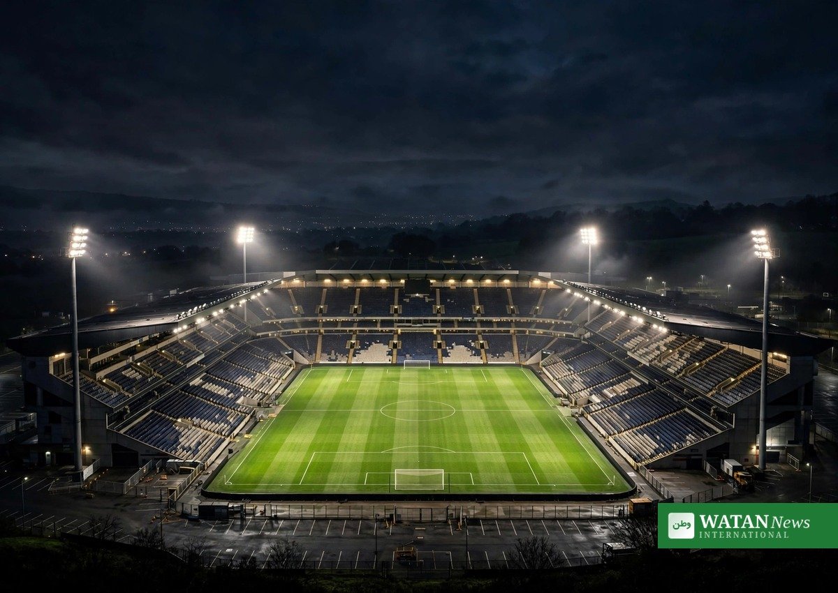 Israel sorte armbind — stadion i Bačka Topola under projektørlys for tomme tribuner