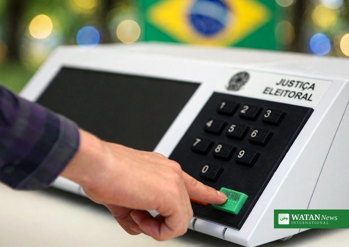 En vælger bruger den elektroniske stemmemaskine ved præsidentvalget i Brasilien