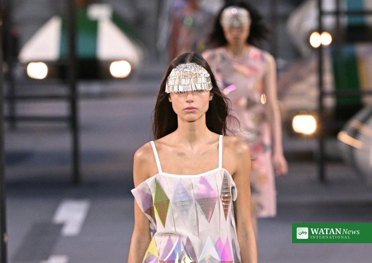 Louis Vuitton SS27 med krystalhovedbeklædning og prismatisk kjole