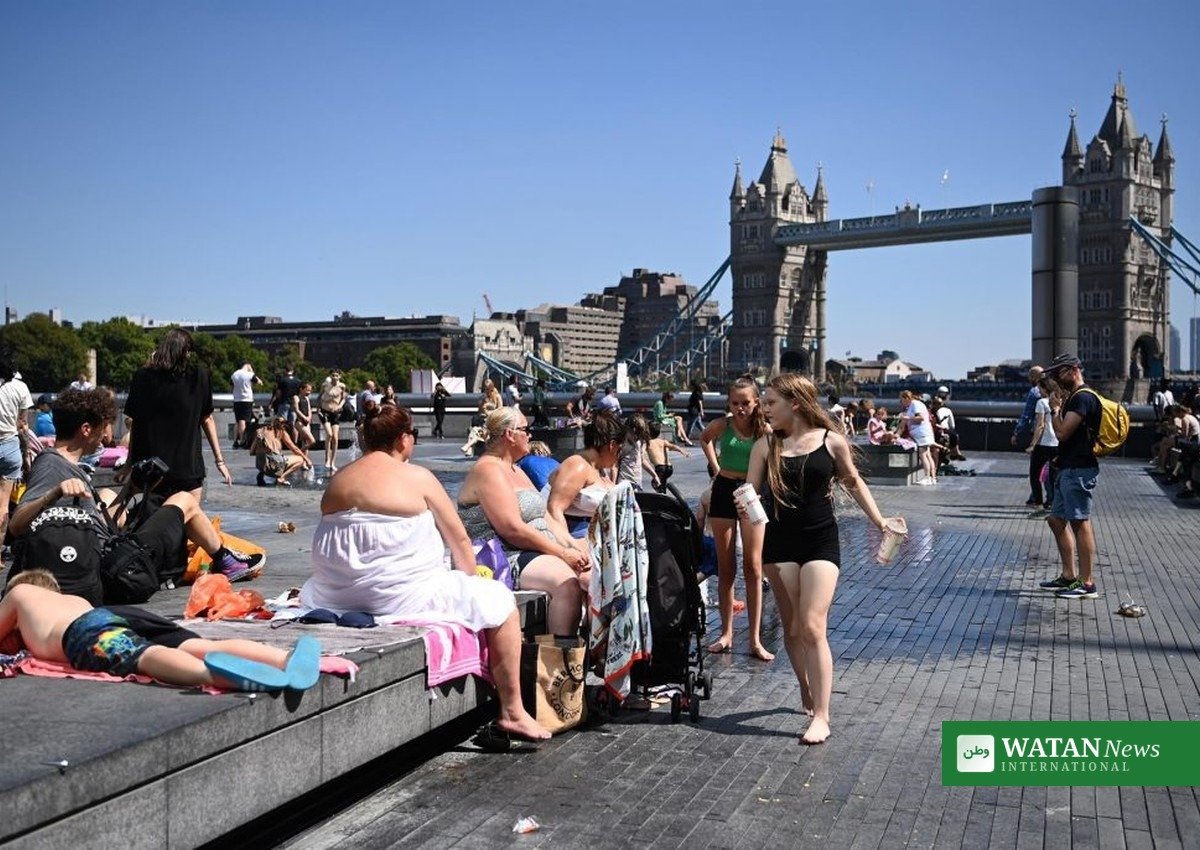 Londonere søger afkøling ved Tower Bridge under sommerens rekordvarme – klimabarometer bekymring