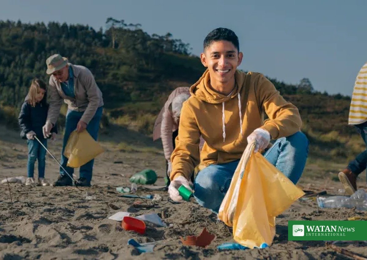 Youth Climate Action Fund: unge samler affald ved strandoprydning