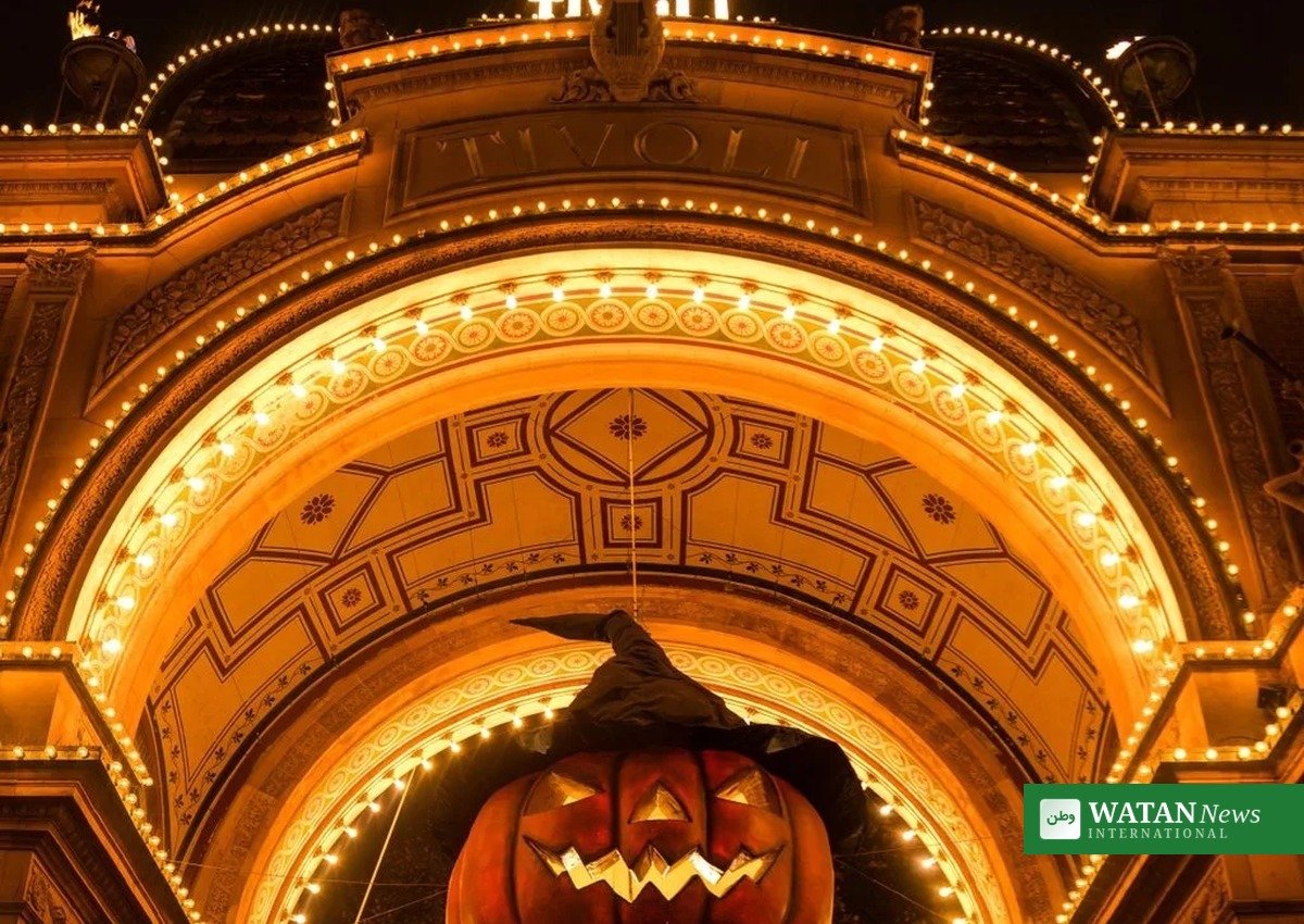 Tivoli Halloween 2026 pumpkin decoration under the illuminated entrance arch in Copenhagen