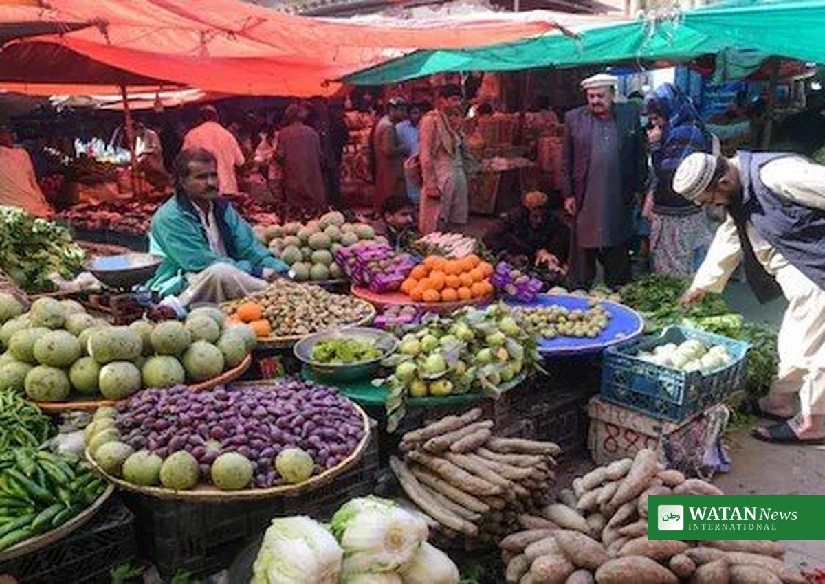 بازار میں سبزیاں خریدتے پاکستانی شہری، پاکستان معیشت تجزیہ