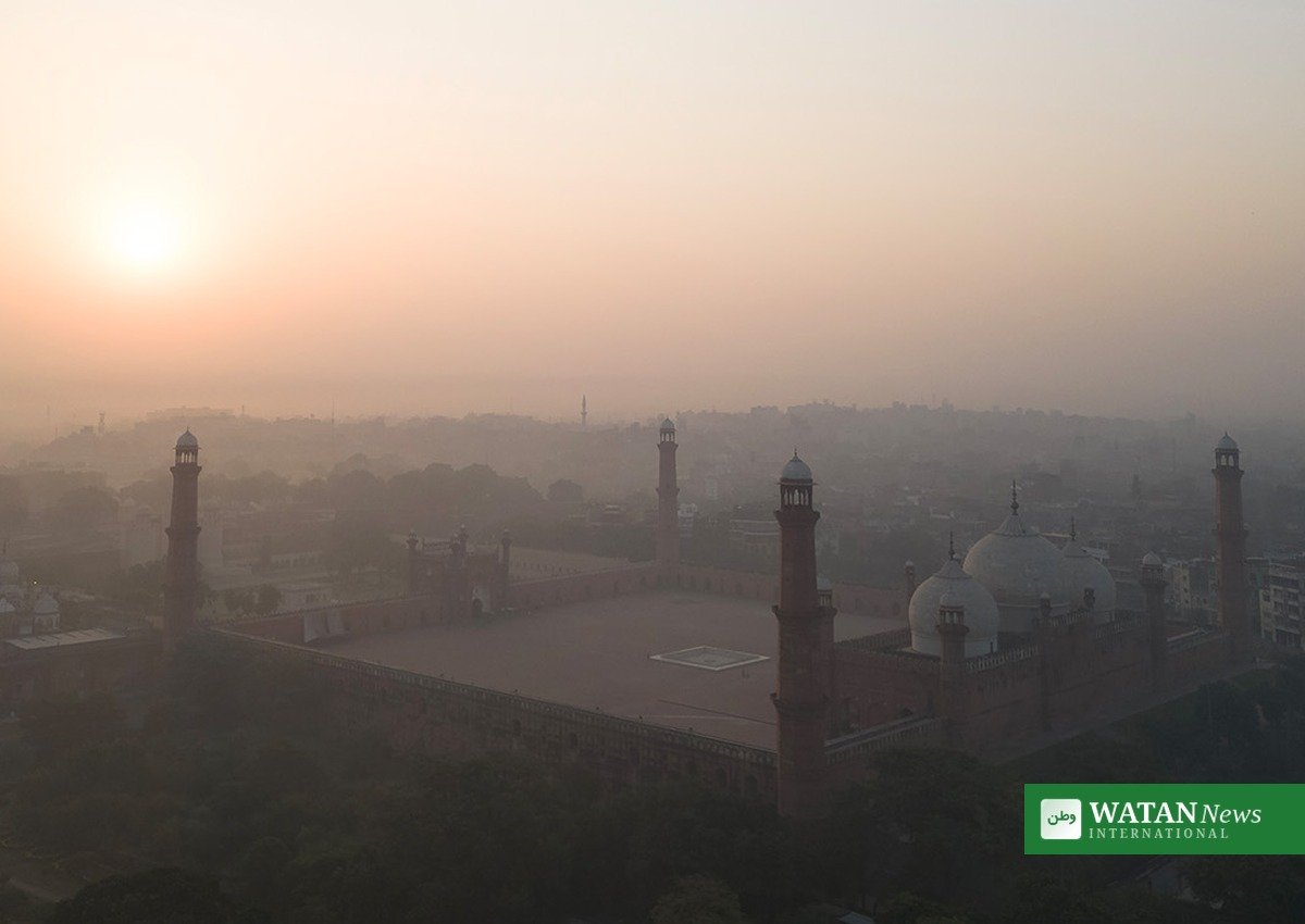 لاہور اسموگ میں بادشاہی مسجد کا فضائی منظر