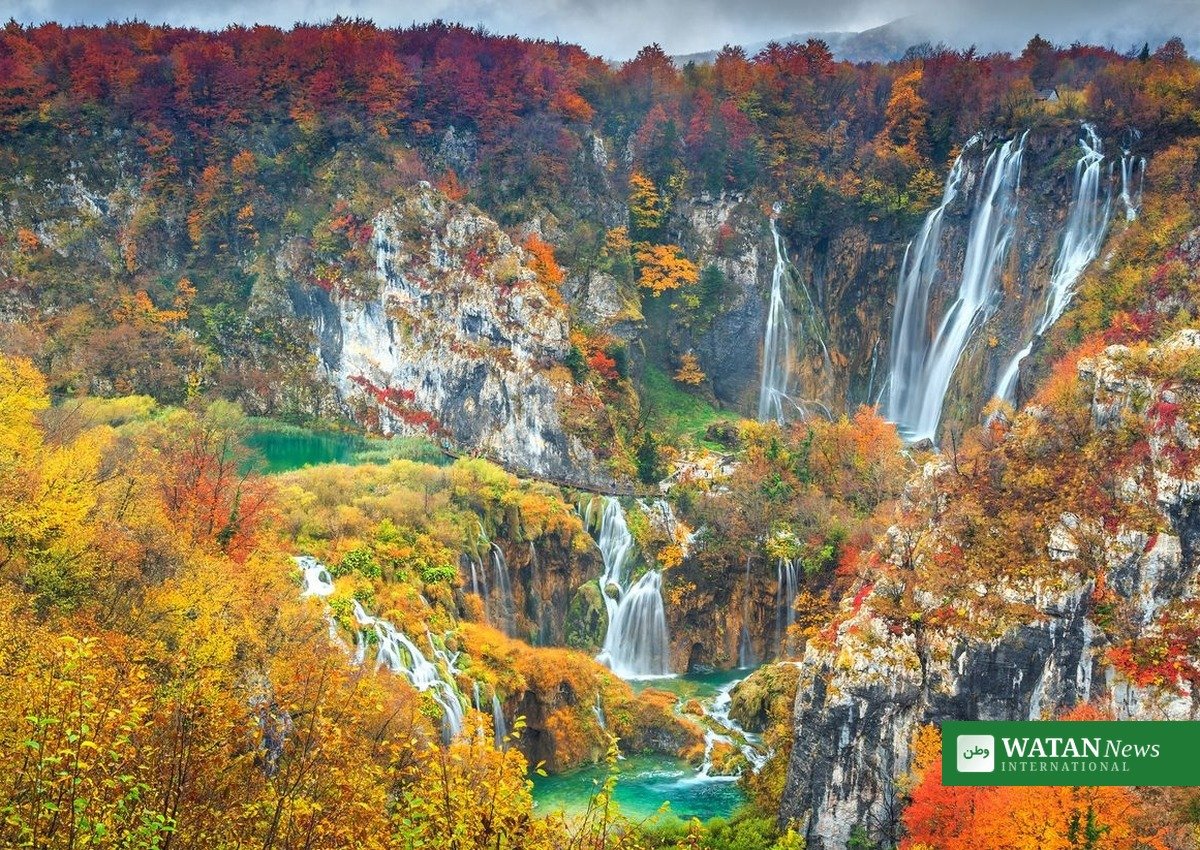پلٹوائس لیکس میں خزاں کے رنگوں میں آبشاریں